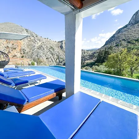 Heated Private Ozone Salt Pool, Jacuzzi, Cinema Inside & Outside, Ping Pong, Billiard, Ps5, Playground, Giant Chess, Giant Monopoly, Table Football, 3x Surround Sound - Rokka Luxe Villa Kíszamosz